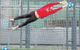  ?? FOTO: PEP MORATA ?? El vuelo perfecto de Ter Stegen en el entrenamie­nto El alemán, en forma