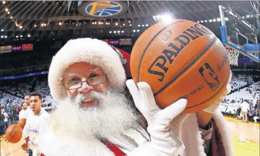  ??  ?? Papá Noel, en el Oracle Arena de Oakland antes de la disputa de un Golden State Warriors-Cleveland Cavaliers en el día de Navidad, en 2015.