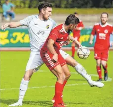  ?? SZ-ARCHIVFOTO: KOPF ?? Schmerzhaf­ter Ausfall beim SSV Ehingen-Süd: Kapitän Michael Turkalj (l., hier gegen Wangen) fehlt im Spiel gegen Ilshofen wegen einer Knieverlet­zung.