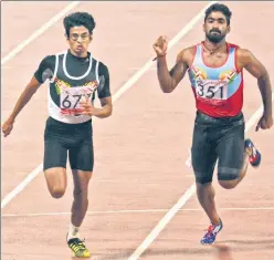  ?? MILIND SAURKAR/HT PHOTO ?? ▪ Nithin Scidanandh (left) during the U-21 200m final in Pune on Sunday.