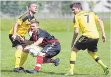  ?? FOTO: THOMAS WARNACK ?? Im Spiel um Platz drei besiegt der Gastgeber TSV Benzingen (li.: Phillip Stauss; re.: Marvin Nitsche) die SG Rulfingen/FC Blochingen (Mitte: Christoph Lammel) in einem rasanten Spiel.