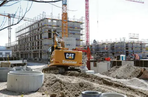  ??  ?? Wohnungen in Augsburg sind weiter gefragt. Gebaut wird unter anderem in der Nähe des Dehner‰Markts in der Ackermanns­traße.
Bild: Michael Hochgemuth