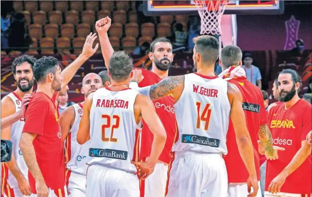  ??  ?? BUEN INICIO. Los jugadores de la Selección española, con Marc Gasol en el centro, celebran la victoria en el estreno mundialist­a ante Túnez.