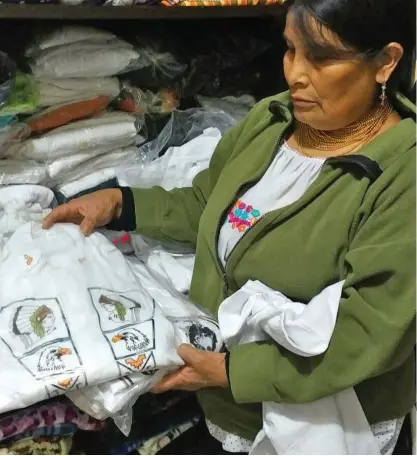  ??  ?? ARTE. Rosa Elena Flores conoce la técnica del bordado, pero adquiere la mercadería al por mayor en Otavalo.