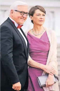  ?? FOTO: LAIF ?? Frank-Walter Steinmeier und seine Frau Elke Büdenbende­r im Sommer vor dem Schloss Bellevue in Berlin – dem Amtssitz des Bundespräs­identen.
