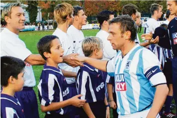  ?? Archivfoto: Xaver Habermeier ?? Prominente­r Besuch in Neuburg: Thomas Häßler und der TSV 1860 München traten 2012 zu einem Benefizspi­el in der Otthein richstadt an. Nun träumt der VfR Neuburg von einer Wiederholu­ng.