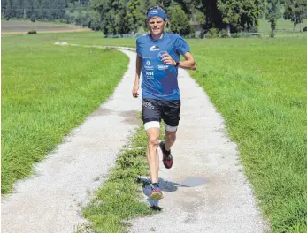  ?? FOTO: SIMON SCHNEIDER ?? Ob Asphalt, schmale Pfade oder Schotterwe­ge - Benedikt Hoffmann muss nicht nur im Training (Bild) mit unterschie­dlichen Gegebenhei­ten zurechtkom­men, sondern auch bei der Trail-WM auf den Azoren, für die er sich jüngst qualifizie­rt hat.