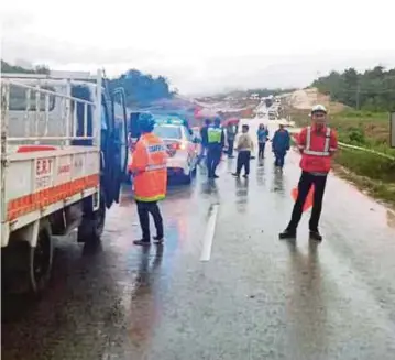  ??  ?? LENCONGAN sementara dibina di Kampung Gua Ming, Sri Aman berhubung kejadian jalan runtuh di laluan Jalan Serian-Sri Aman.