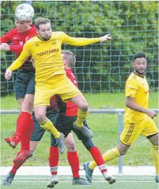  ?? FOTO: HKB ?? Gastgeber SV Wurmlingen (gelb) musste gegen den SV Seitingen-Oberflacht eine 2:3 Niederlage einstecken, die als schmerzhaf­t empfunden wurde.