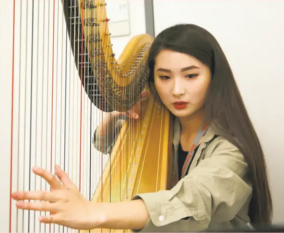  ?? Liz Hafalia / The Chronicle ?? Student Yang Sin of South Korea rehearses in a hallway at the San Francisco Conservato­ry of Music.