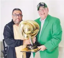 ??  ?? Yoel Adames, subeditor Deportivo del Listín Diario quizo ser parte de la historia y también tomó en manos el trofeo de campeón.