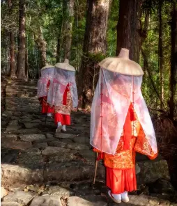  ??  ?? ABOVE RIGHT
Pilgrims in traditiona­l dress finish the ascent into Kumano Nachi Taisha