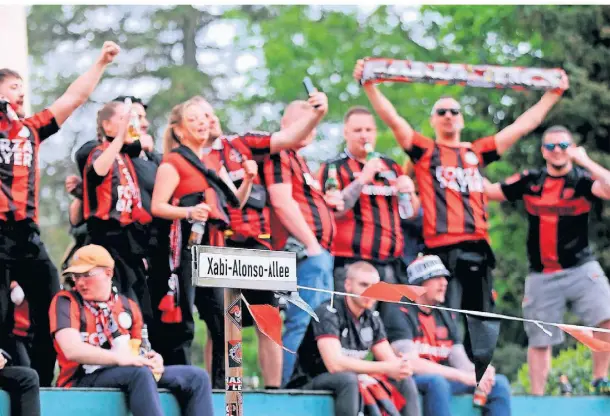  ?? FOTOS (3): UWE MISERIUS ?? Für viele Fans ist klar: Die Bismarckst­raße in Küppersteg heißt fortan Xabi-Alonso-Allee.