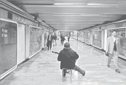  ?? Foto Marco Peláez ?? Un hombre rasga las cuerdas de su guitarra en los pasillos del Metro de la Ciudad de México