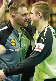  ?? ?? Deutschlan­ds Torhüter Joel Birlehm (rechts) und Andreas Wolff klatschen sich ab.
JAN WOITAS / DPA