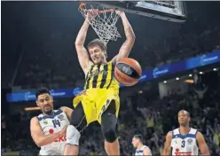  ??  ?? MUY ATLÉTICO. Jan Vesely se cuelga del aro, poder interior.