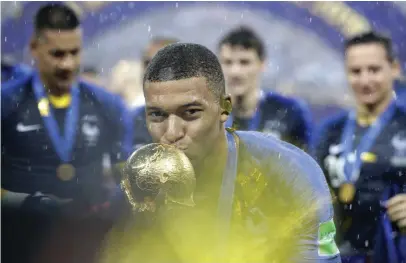  ?? Foto: Matthias schrader/aP Photo ?? Frankrikes Kylian Mbappé med VM-bucklan 2018.
■