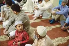  ??  ?? ANAK-ANAK yang biasa mengikuti ibu bapa ke majlis ilmu atau majlis orang dewasa lebih mudah diajar adab secara langsung.