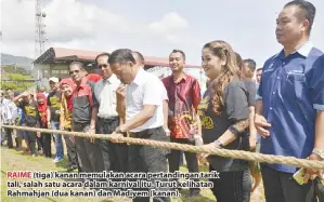  ??  ?? RAIME (tiga) kanan memulakan acara pertanding­an tarik tali, salah satu acara dalam karnival itu. Turut kelihatan Rahmahjan (dua kanan) dan Madiyem (kanan).