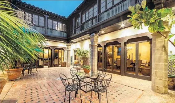  ?? Michael McNamara Shooting LA ?? A 1920S SPANISH Colonial Revival built for tycoon Lewis L. Bradbury’s son has a courtyard modeled after the House of El Greco.