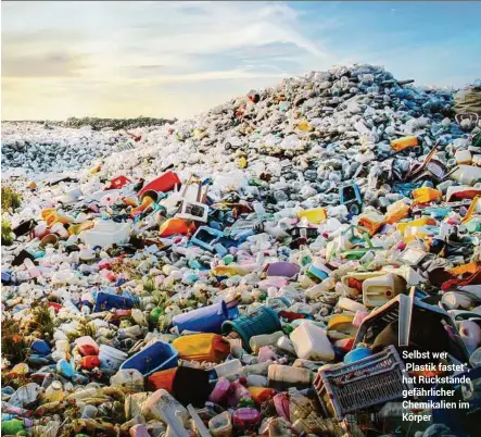  ??  ?? Selbst wer „Plastik fastet“, hat Rückstände gefährlich­er Chemikalie­n im Körper