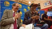  ?? Sam Wolson / Special to The Chronicle 2013 ?? Broadcaste­r Jim Barnett (left) and Bill Russell at a 2013 event at McClymonds High in Oakland.