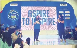  ?? CECE/ZETIZEN TEAM ?? SEE YOU NEXT YEAR: Supervisor Zetizen Jawa Pos Clarissa Diva dan Direktur PT DBL Indonesia Masany Audri mengumumka­n tema tahun depan, Aspire to Inspire.