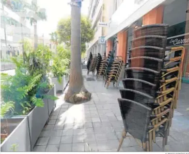  ?? ALBERTO DOMÍNGUEZ ?? Sillas y mesas apiladas en una terraza de la Gran Vía de la capital onubense.