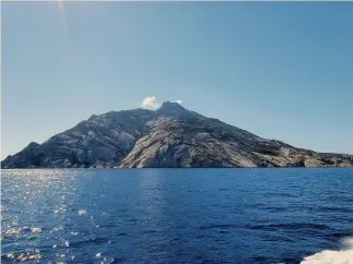  ??  ?? Riserva naturale. L’isola di Montecrist­o vista mentre vi si arriva da Porto Azzurro, uno dei comuni a sud dell’isola d’Elba