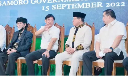  ?? ?? PRESIDENT Ferdinand Romualdez Marcos Jr. (second from left) talks to BARMM Chief Minister Ahod B. Ebrahim, and Speaker Martin Romualdez in Cotabato City during the inaugurati­on of the newly-appointed members of the Bangsamoro Transition Authority Parliament who will serve until 2025. Also in photo is MNLF chairman Nur Misuari, left.