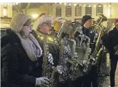  ?? FOTO: GERD HERMANN ?? Der Musikverei­n Elten gab beliebte Weihnachts­klassiker zum Besten.