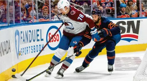  ?? Foto: Jason Franson, Imago Images ?? Ein Augsburger steht im NHL‰Finale: Nico Sturm (links, hier gegen Darnell Nurse von den Edmonton Oilers) kann mit seinem Team den wichtigste­n Titel im nordamerik­a‰ nischen Eishockey gewinnen.