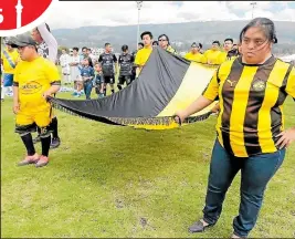  ?? Foto:
Henry Lapo / EXTRA ?? Lorena Caiza (der.) desfiló junto a Óscar Pachacama, también con síndrome de Down.