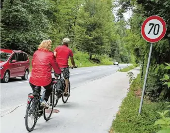  ??  ?? Der fehlende Radweg entlang der Wörthersee­Süduferstr­aße sorgt oft für gefährlich­e Situatione­n