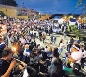  ?? RAFAEL PACHECO, LA NACIÓN ?? Cientos de personas participar­on ayer en una vigilia en la plaza de la Democracia, en San José, por la paz en Nicaragua.