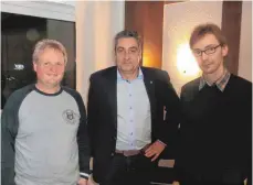  ?? FOTO: PR ?? Landesinnu­ngsmeister Hans-Thomas Volzer (Mitte) mit den beiden Referenten Haiko Bell (links) und Marc-Oliver Huhn (rechts).