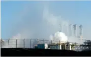  ?? STAFF FILE PHOTO BY DOUG STRICKLAND ?? Clouds billow from the Wacker polysilico­n chemical plant after an explosion released a hydrogen chemical gas in September in Charleston, Tenn.