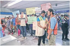  ??  ?? Integrante­s de la Caravana del Viacrucis Migrante viajaron en Metro rumbo a la embajada de EU.