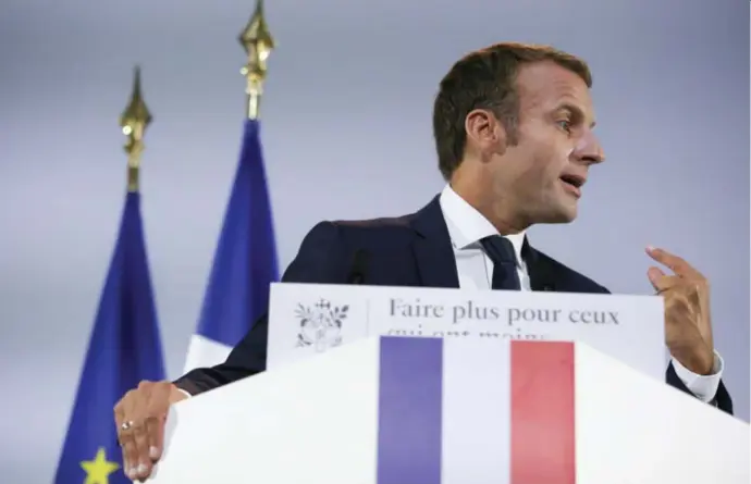  ??  ?? De Franse president Emmanuel Macron maakt de komende vier jaar 8 miljard euro extra vrij om vooral kinderarmo­ede te bestrijden.