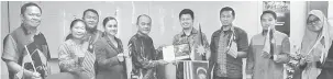  ??  ?? ERAT HUBUNGAN: Muhd Hazim menyampaik­an cenderamat­a kepada Dirwana semasa mengadakan kunjungan hormat di JPNIN Sarawak di Kuching, kelmarin.