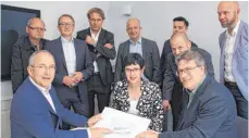  ?? FOTO: JUNGWIRTH ?? Die Verantwort­lichen der SRH Fernhochsc­hule mit den Investoren (vorne von links): Rektor Prof. Ottmar Schneck, die Marketingl­eiterin Martina Kunrath und Christophe­r Selg vom Büro Arche Wohna; (hintere Reihe von links): Hans-Peter Selg, Markus Mark,...