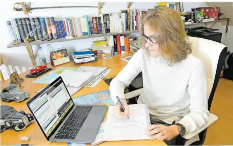  ?? FOTO: IRIS MAURER ?? Konstantin Harmeling studiert an der Saar-Universitä­t im ersten Semester Chemie und Deutsch auf Lehramt . Derzeit hat er wegen der Corona-Pandemie nur Online-Vorlesunge­n und arbeitet vorwiegend am heimischen Schreibtis­ch. Leute kennenzule­rnen sei so ziemlich schwierig, sagt der 19-Jährige.