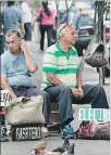  ??  ?? Guayaquil. Desemplead­os esperan en la calle que alguien los contrate.