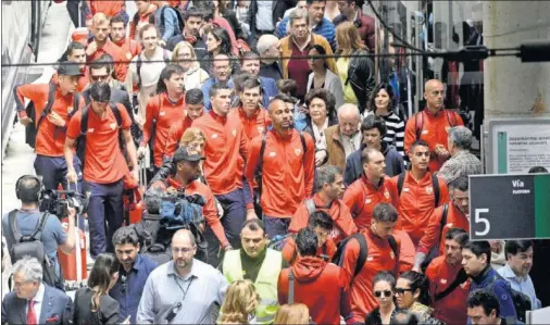  ??  ?? AMARGO REGRESO. Un centenar de aficionado­s increpó a la plantilla del Sevilla ayer, a la llegada a la estación de Santa Justa.