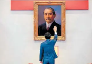  ?? // AFP ?? Lai Ching-te saluda el retrato del fundador de Taiwán, Sun Yat-sen