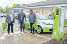  ?? FOTO: PAUL HAUG ?? Die erste Ladesäule für Elektroaut­os ist nun in Geisingen einsatzber­eit. Roman Gayer von Energiedie­nst, Edeka-Markt Betreiber Holger Milkau und Bürgermeis­ter Walter Hengstler nahmen die Ladesäule auf dem Parkplatz des Edeka-Marktes in Betrieb.