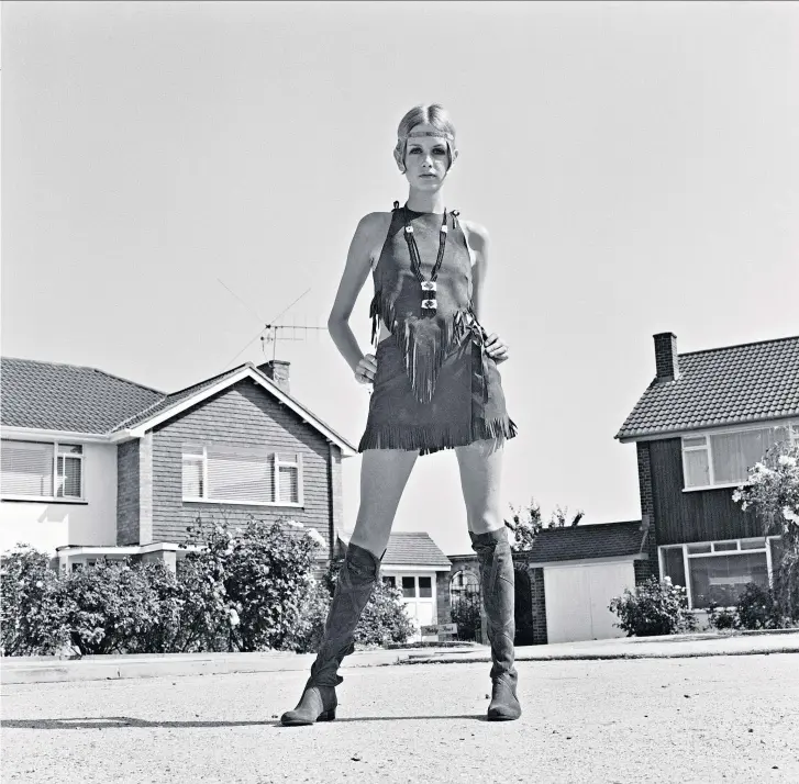  ?? ?? i ‘Half the population was busy ripping out fitted kitchens, the other half putting them in’: the model Twiggy photograph­ed in suburbia in 1968