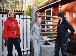  ??  ?? Tre generation­er – Raija-Leena Rekilä, Åsa Thodén och Sofia Thodén hoppas kunna livnära sig på besöksgård­en i Karleby i framtiden.