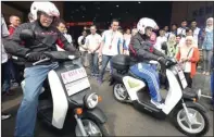  ?? IMAM HUSEIN/JAWA POS ?? INOVATIF: Dirjen Perhubunga­n Darat Kemenhub Pudji Hartanto (kanan) bersama Direktur Marketing AHM Margono Tanuwijaya (kiri) menjajal motor listrik Honda EV-Neo di Kemenhub, Jakarta, kemarin (2/9).