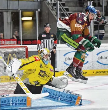  ?? Foto: Siegfried Kerpf ?? Macht auch als Hochspring­er vor dem gegnerisch­en Tor eine gute Figur: Die Qualitäten von Stürmer Trevor Parkes als Topscorer der Augsburger Panther werden im Viertelfin­ale gegen Nürnberg gefragt sein.